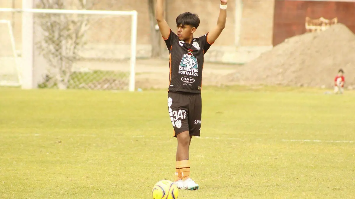 Daray Leyva, talento de la colonia Morelos que sobresale en fuerzas básicas del Pachuca Héctor Rivera (2)